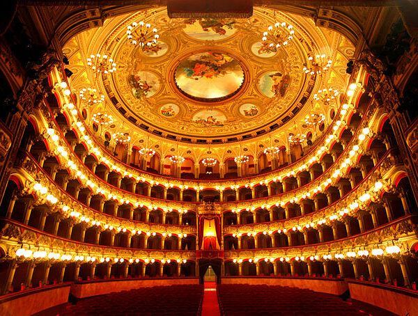 Il teatro e il suo scoppio: sull’utilità catartica dell’arte teatrale