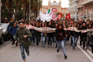 Proteste studentesche pacifiche, quando la violenza istituzionale è raccontata ed agita come legittima 