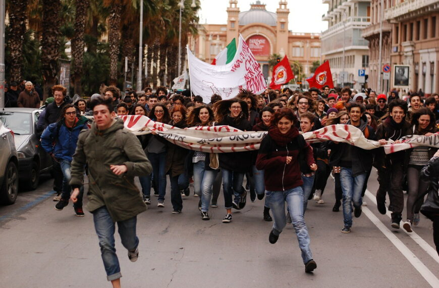 Proteste studentesche pacifiche, quando la violenza istituzionale è raccontata ed agita come legittima 